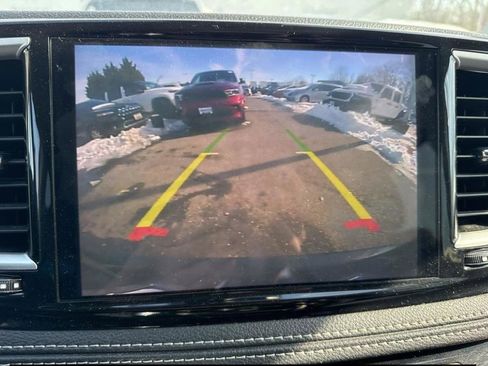 Used 2023 Chrysler Pacifica Touring-L image 13