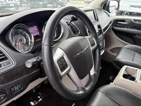 Used 2015 Chrysler Town & Country Touring-L w/ Driver Convenience Group image 8