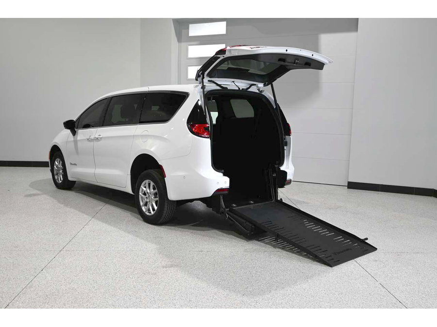 Used 2025 Chrysler Pacifica Select FWD image 2
