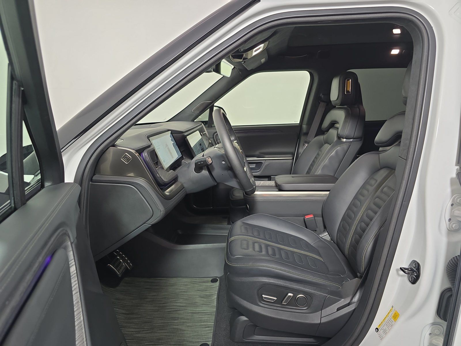 Used 2023 Rivian R1T Adventure Dual AWD/4WD image 20