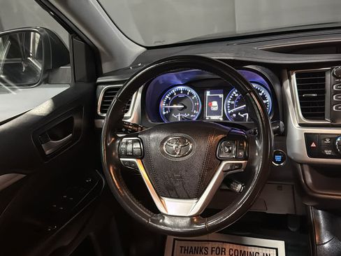 Used 2019 Toyota Highlander XLE AWD/4WD image 26