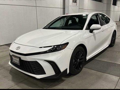 Used 2025 Toyota Camry SE image 1