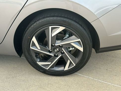 Used 2025 Hyundai Elantra Limited image 18