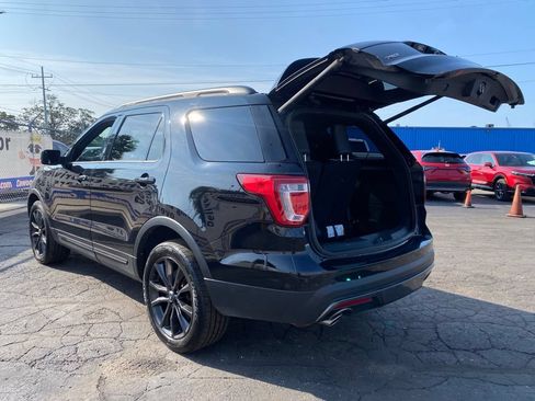 Used 2017 Ford Explorer XLT w/ XLT Technology Feature Bundle AWD/4WD image 4