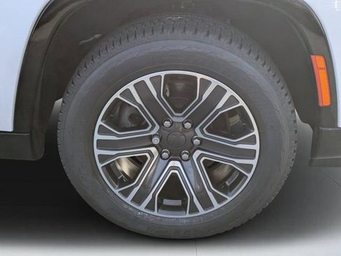 Used 2024 Jeep Wagoneer L Base w/ Premium Group I image 9