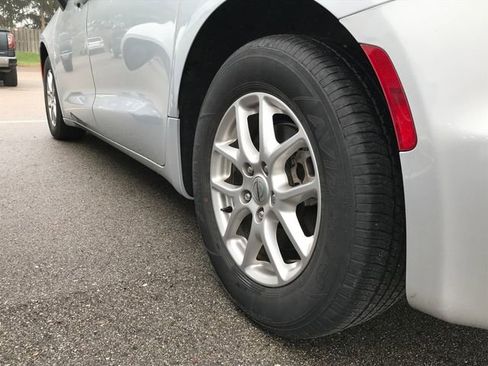 Used 2024 Chrysler Pacifica Touring-L image 13