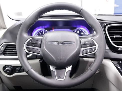 Used 2024 Chrysler Pacifica Touring-L image 15