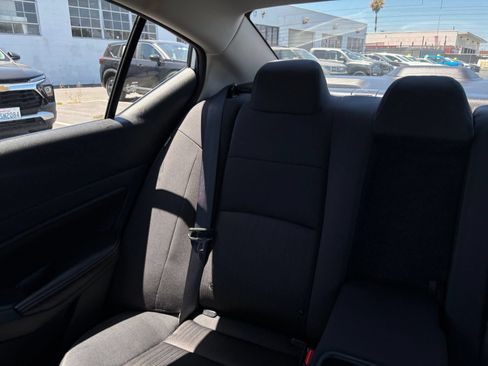 Used 2025 Nissan Altima 2.5 SV FWD image 35