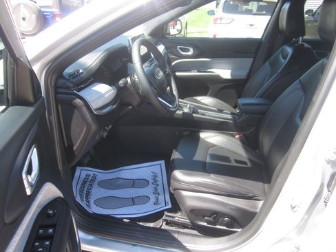 Used 2024 Jeep Compass Latitude AWD/4WD image 10