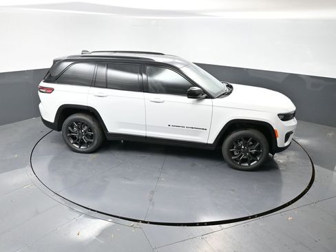 New 2025 Jeep Grand Cherokee Limited w/ Trailer Tow Package image 38