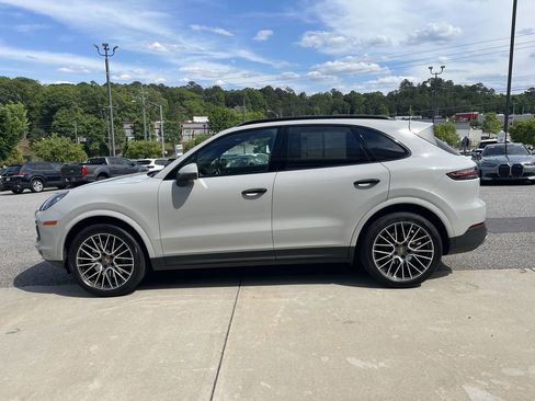 Used 2023 Porsche Cayenne AWD/4WD image 5