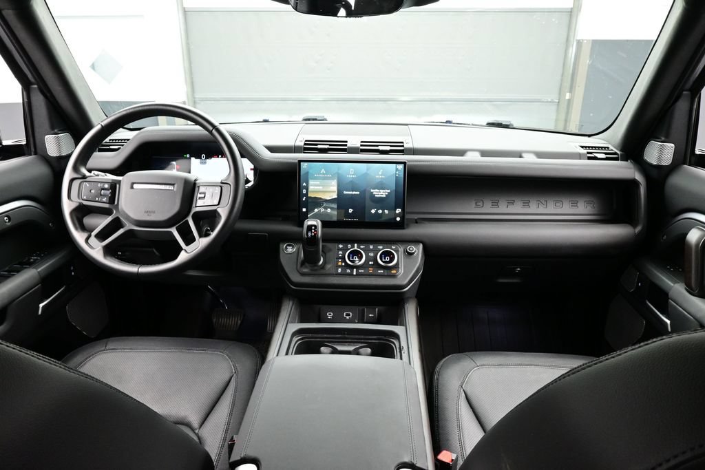 Used 2024 Land Rover Defender 130 X-Dynamic SE AWD/4WD image 17