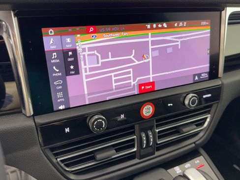 Certified 2025 Porsche Macan image 24