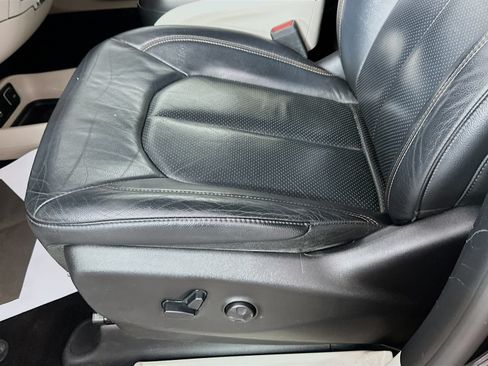 Used 2020 Chrysler Pacifica Touring-L FWD image 19