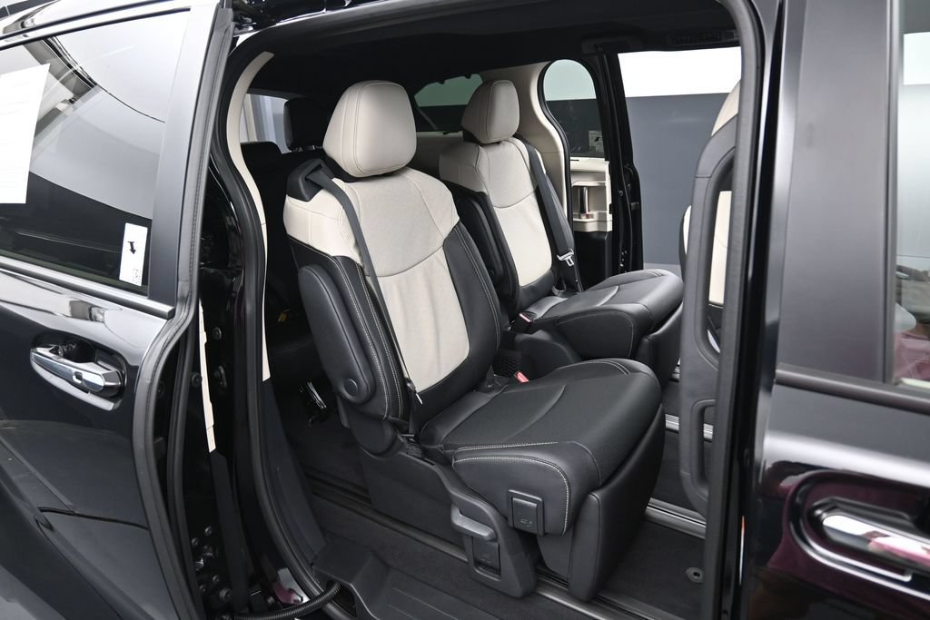 Used 2026 Toyota Sienna Limited FWD image 34