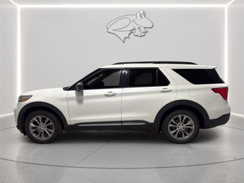 Used 2022 Ford Explorer XLT w/ Equipment Group 202A AWD/4WD image 2