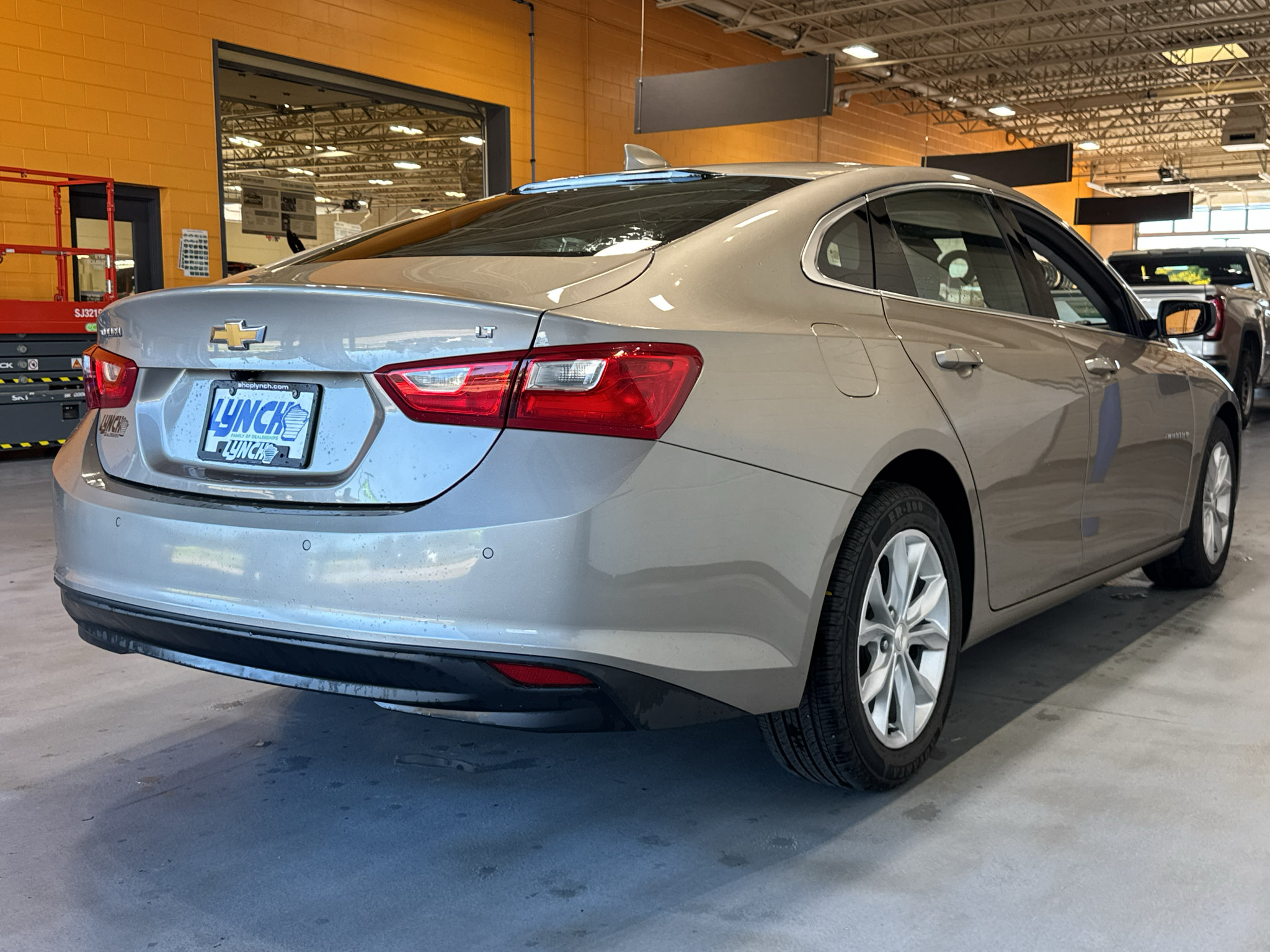 Used 2025 Chevrolet Malibu LT FWD image 5