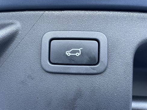 Used 2018 Land Rover Discovery Sport HSE image 38