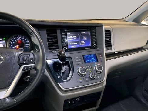 Used 2020 Toyota Sienna XLE FWD image 6