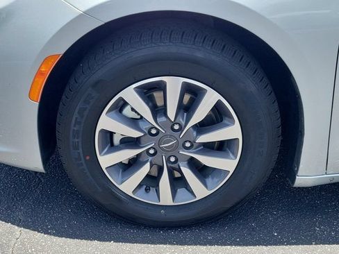 Used 2024 Chrysler Pacifica Limited FWD image 30