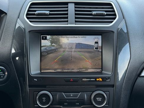 Used 2017 Ford Explorer XLT w/ Equipment Group 202A AWD/4WD image 4