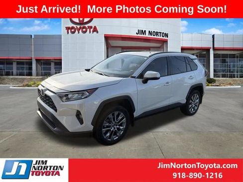 Used 2021 Toyota RAV4 XLE Premium FWD image 4