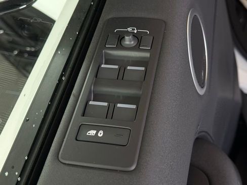 New 2026 Land Rover Discovery S image 29