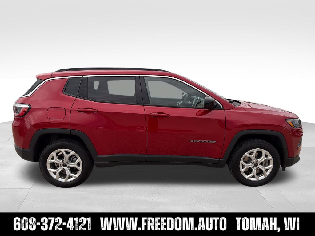 Used 2025 Jeep Compass Latitude w/ Sun & Sound Group AWD/4WD image 9
