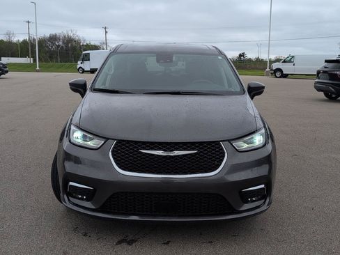 Used 2023 Chrysler Pacifica Touring-L FWD image 11