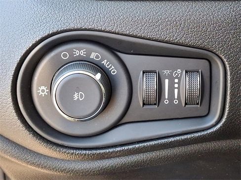 Used 2021 Jeep Renegade Limited image 23