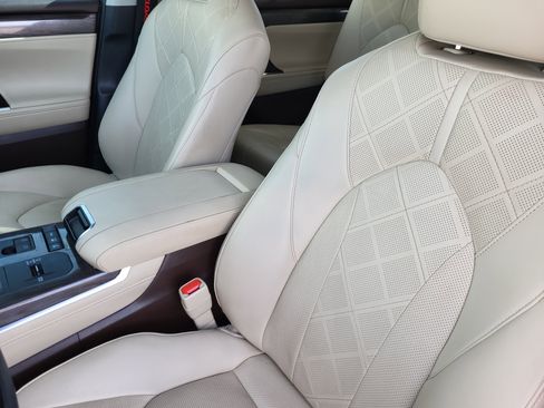 Used 2022 Toyota Highlander Platinum image 13