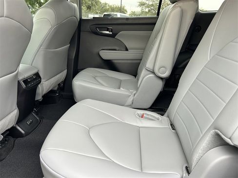 Used 2024 Toyota Highlander LE image 17