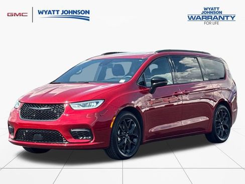 Used 2025 Chrysler Pacifica Limited FWD image 1