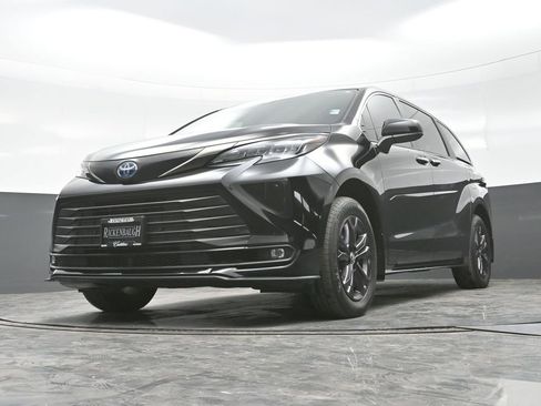 Used 2024 Toyota Sienna XLE Woodland Edition image 17