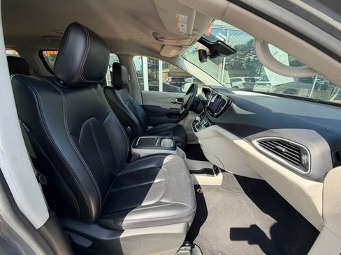 Used 2023 Chrysler Pacifica Touring-L FWD image 11
