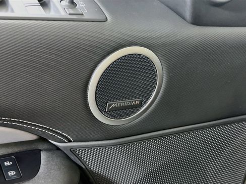 Used 2024 Land Rover Discovery Dynamic SE AWD/4WD image 19