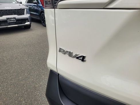 Used 2022 Toyota RAV4 XLE Premium FWD image 6