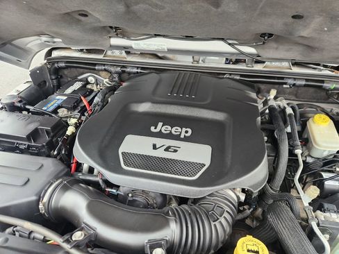 Used 2015 Jeep Wrangler Unlimited Sahara w/ Connectivity Group image 24