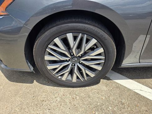 Used 2025 Nissan Altima 2.5 SV image 10