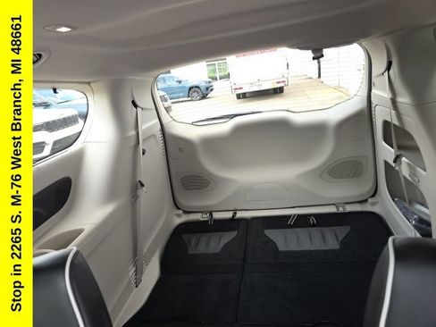 Used 2023 Chrysler Pacifica Limited FWD image 37