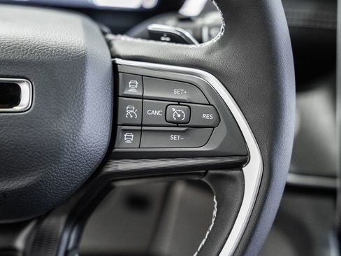 New 2025 Jeep Grand Cherokee Altitude image 25