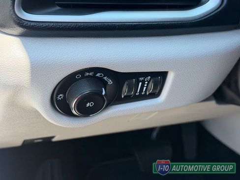 Used 2019 Chrysler Pacifica Touring Plus w/ Tire & Wheel Group FWD image 21