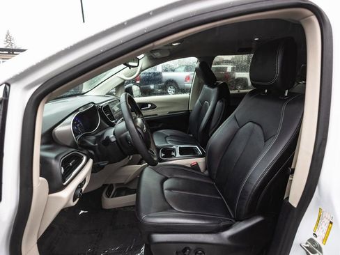 Used 2024 Chrysler Pacifica Touring-L FWD image 24