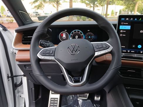 New 2026 Volkswagen Tiguan SEL R-Line AWD/4WD image 14