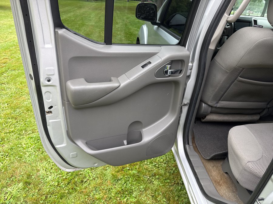 Used 2012 Nissan Frontier SV w/ SV Premium Utility Pkg AWD/4WD image 14