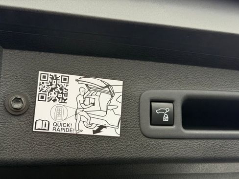 Used 2023 Toyota Sienna Limited image 33