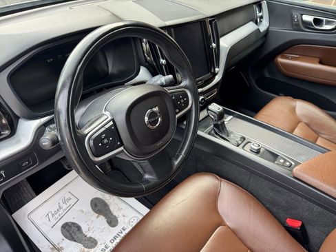 Used 2018 Volvo XC60 T6 Momentum w/ Vision Package image 3