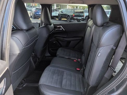 Used 2025 Mitsubishi Outlander SE FWD image 13
