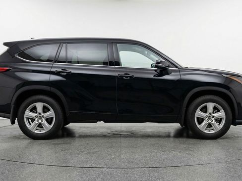Used 2025 Toyota Highlander LE FWD image 11