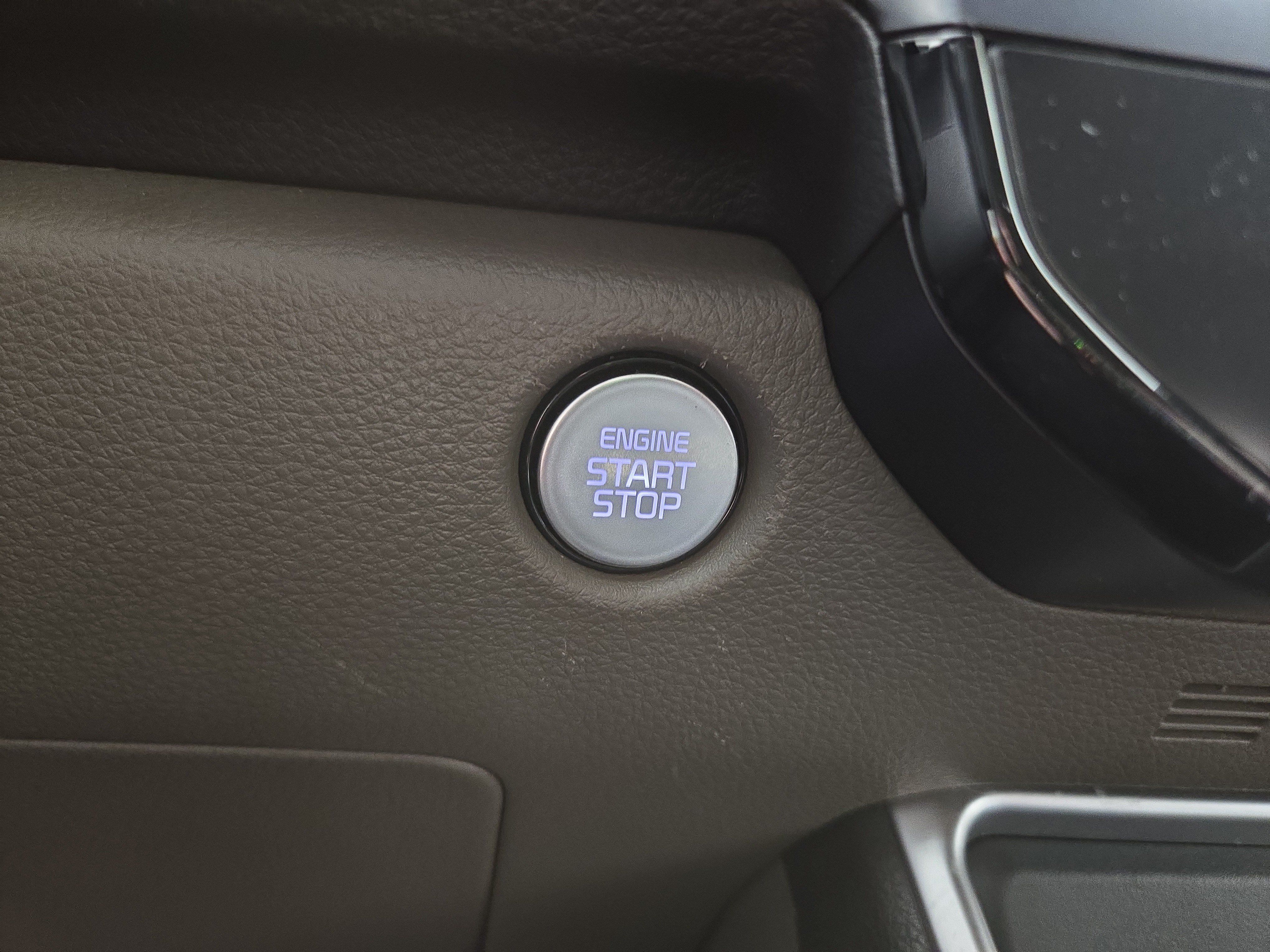 Used 2025 Kia Carnival FWD image 26